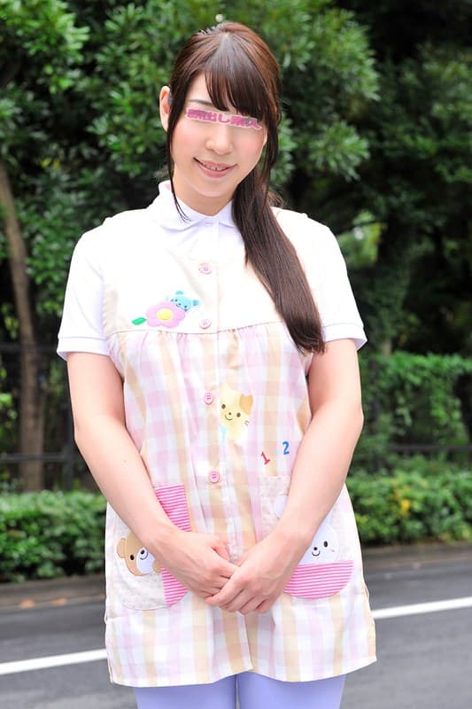 子供が大好き！どんなときでも笑顔あふれる素人の巨乳お姉さん限定！童貞クンの夢である授乳手コキをお願いしたら心優しい新人の幼稚園の先生＆保母さんは大きなおっぱいと母性愛を刺激され筆おろしSEXしてくれるのか！？ のぞみ