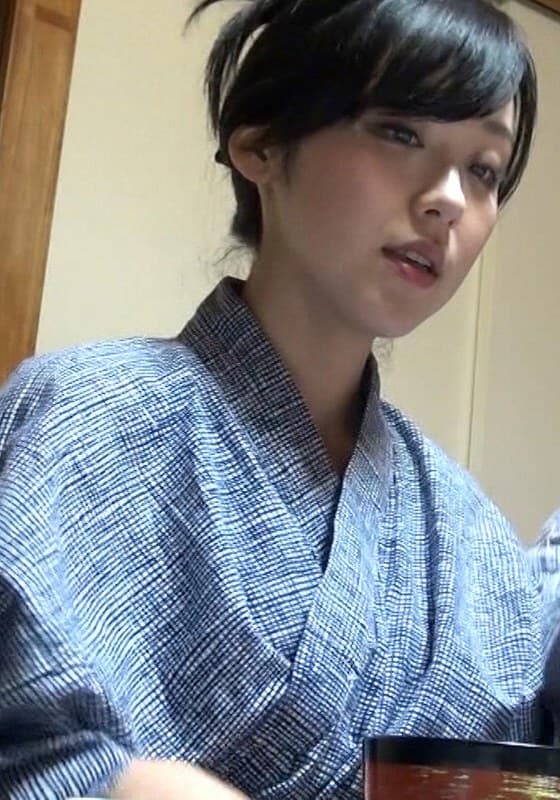 奥さん読モの温泉撮影旅行の夕食で酒を呑ませて男優と二人きり…黒髪清楚系奥様も酔いと温泉旅館の非日常感に性欲が爆発！