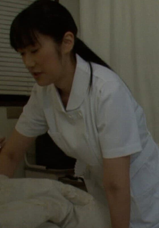 入院中、看護師に眠れないから少し話相手になってくれと…！夜勤の看護師さんは欲求不満で性欲を持て余している