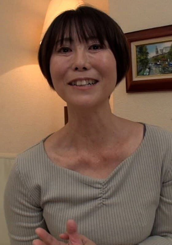 経理事務をしているショートヘアーが清楚な雰囲気の熟女がAV男優とSEXがしたくてAVデビュー！？