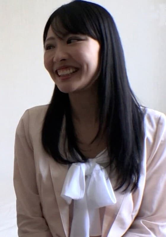 清楚系黒髪の結婚2年の若奥様をホテルに誘い不倫や夫婦生活についてアンケート調査！旦那への罪悪感を軽減する不倫ごっこ遊びで押し倒しそのまま中出しSEX！
