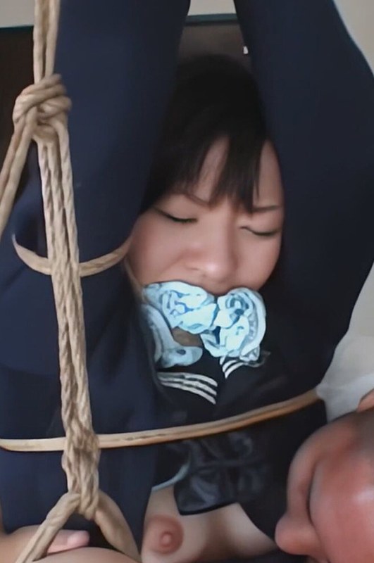 抵抗虚しく無理やりチ○ポを咥えさせられ、口に出されてしまう…