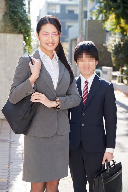 高身長の働くインテリOL限定 身長170cm超えの美脚の女先輩と低身長の後輩くんが勤務中に身長差SEXに挑戦!いつも厳しい女上司のモデルのような身体に触れ部下は思わずフル勃起!後輩のチ○ポに激突きされ本気イキした先輩オマ○コは中出しまでしてしまうのか!? さおり