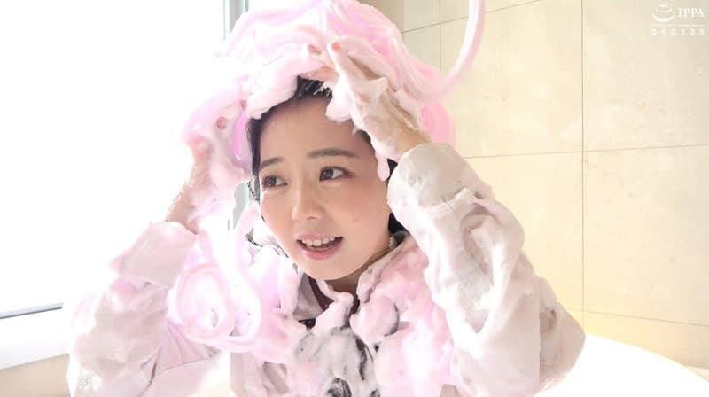 制服美女の泡スプレーでウェット&メッシー★ 泉りおん