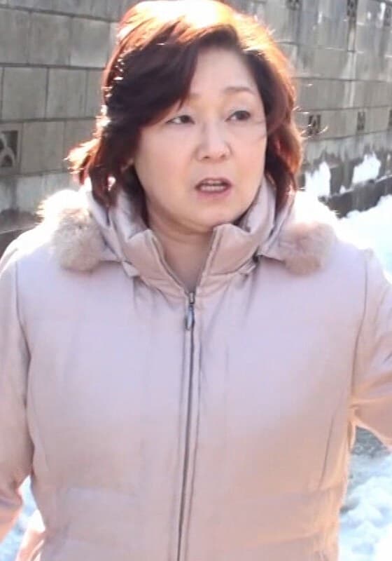 地方の農家で働く素朴な熟女を取材とナンパしてホテルに!性生活を赤裸々に語る熟女になし崩しの中出しSEX!