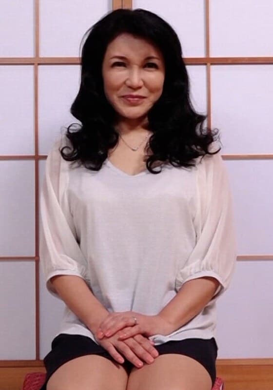 ごく普通の五十路熟女が欲求不満に耐えかねて決意のAV撮影のSEXに挑戦!形良い巨乳を揉まれ本能丸出しで喘ぐ潮吹き淫乱性交!
