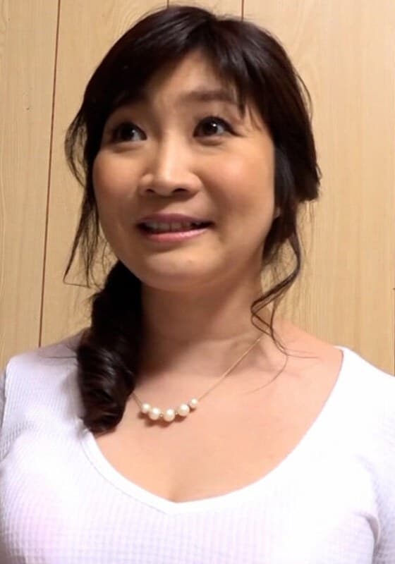 年齢の割にはふんわりした四十路熟女の不思議ちゃん宅で初撮りAV撮影!弾ける敏感巨乳と甘い喘ぎで男優の肉棒もガチガチにする適性抜群のエロSEX!