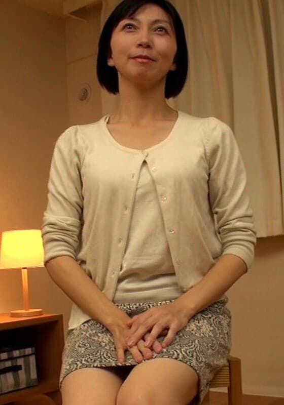 明るくサバサバしたショートヘアーが素敵な五十路熟女の初撮りAV!プロフェッショナルな男優に抱かれて快感を堪能する淫乱性交!