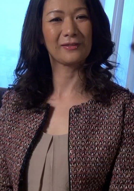 街行く清楚でセレブな奥様にランジェリーのアンケートとナンパ!推定Gカップ美乳にしゃぶりつく!?