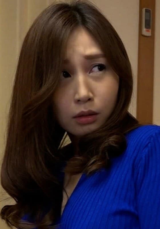 お母さんの元彼なんか見たくない!母への愛を口にする息子は激しくキスを貪り、戸惑いながらも息子の愛を受け入れていき、貪るように舐め合い、抱き合い母と息子の背徳行為はエスカレートし中出し交尾となる!