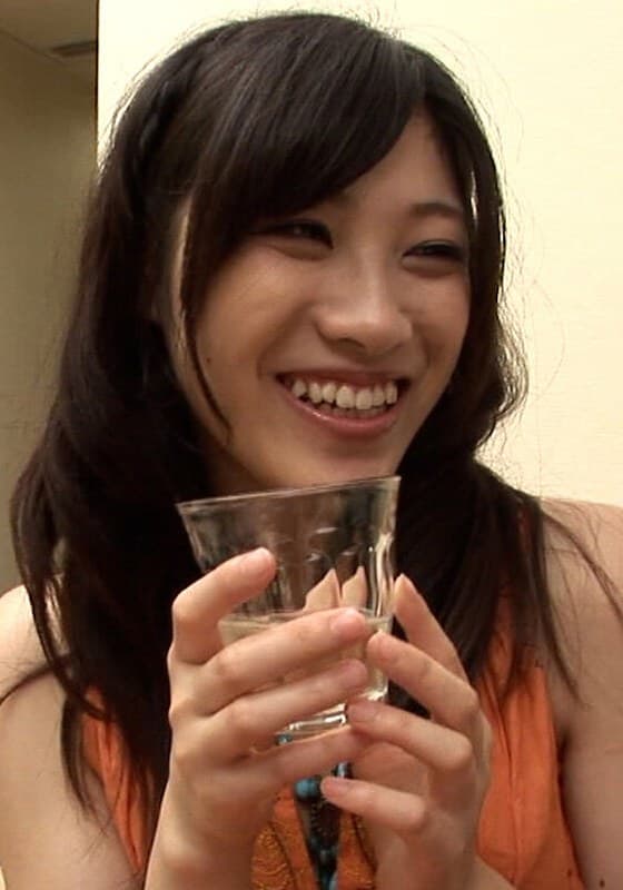 簡単に着いて来た見た目は都会的な田舎娘の奥の奥に生中出しで乾杯!