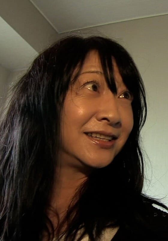 遅咲き熟女の初AV撮影!子供も手が離れ、旦那といまさらSEXは愉しめない!?若い男優にカラダを捧げる熟女デビュー!