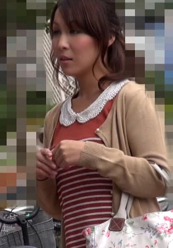 取材のインタビューに協力して欲しいとホテルに連れ込まれた美人熟女さん。結婚15年くらいで最近はセックスレスと…旦那以外の男性と不倫はどうですか!?