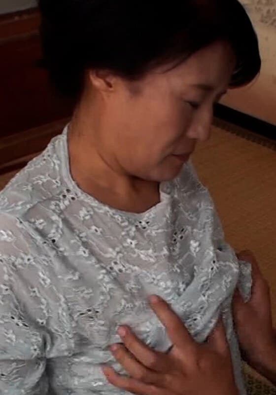 田舎のおばちゃん的熟女の黒々したデカ乳首!素朴なエロティシズム溢れる熟女のあそこに生中出し!