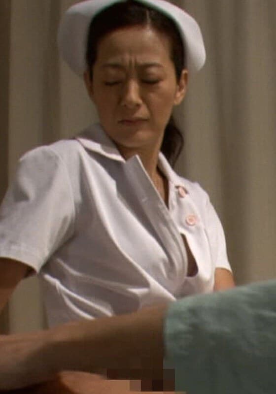 入院中に看護師に眠れないと我が儘言って無理やりチ○ポを触らせてみると…熟女看護師は欲求不満で抑えきれない性欲に堕ちて行く!