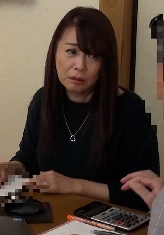 熟年の色恋情事!町内会の仕事で一緒になった奥さんに淡い恋心!お酒の勢いで口説き抱きしめ不倫SEX!