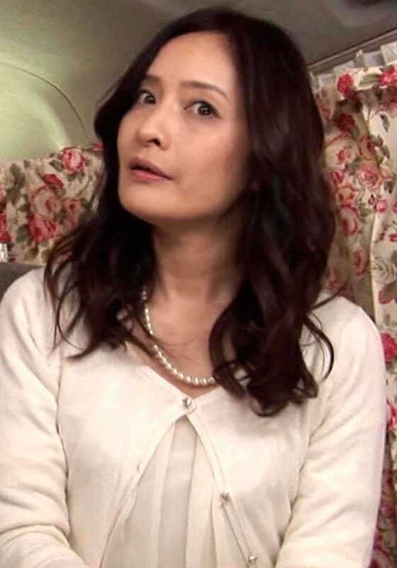 青山に住むセレブな52歳美魔女奥様をホテルに連れ込み!上下の口でチ〇ポを咥え激しく欲情しながら本能丸出し中出しSEX!