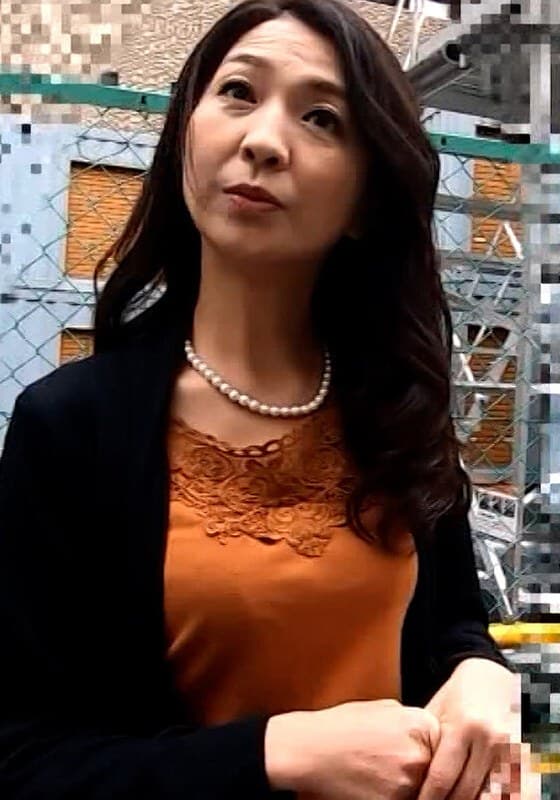 ワインの試飲と誘い込まれた清楚系セレブ熟女!ワインの傍らの大人のおもちゃに興味深々トイレでバイブオナニー!