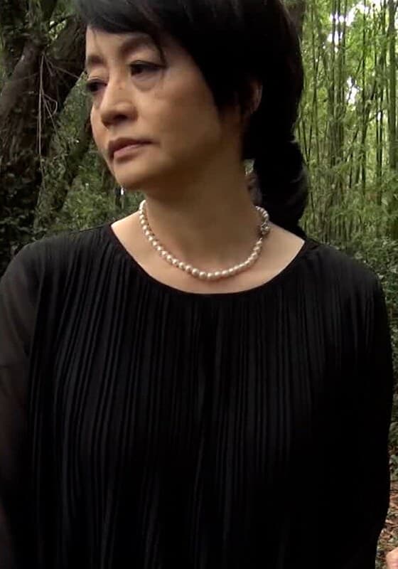 未亡人!性欲旺盛熟女と変態野外中出しSEX!