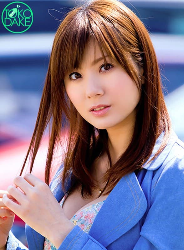 Hカップ女優にドッキリ、居酒屋でイキナリハメられる!静かに障子が開くと全裸男優登場。パンツ脱がしてバックでハメ、戸惑う彼女をよそに突きまくる。状況分かったら積極的に気持ちイイセックスを求めてくる。男優限界、まだ満足してない彼女へ濃厚精子を顔射! 麻美ゆま